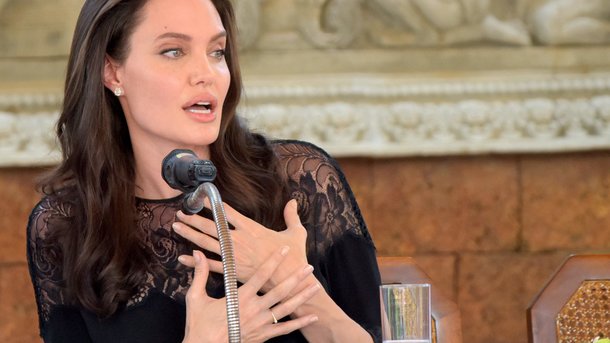Анджелина Джоли запрещает своему отцу видеться с внуками