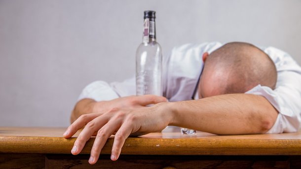 Мужской алкоголизм намного опаснее женского – ученые