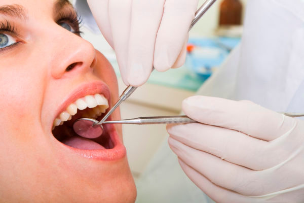 Сколько служат зубные импланты, как часто отторгаются и как продлить и