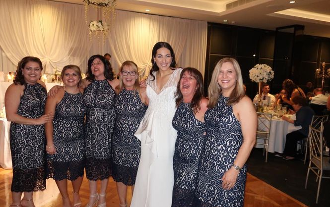 Шесть незнакомых женщин случайно пришли на свадьбу в одинаковых платьях