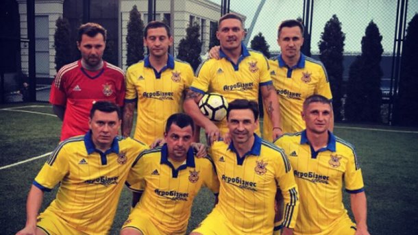 Александр Усик сыграл в футбол c ветеранами сборной Украины