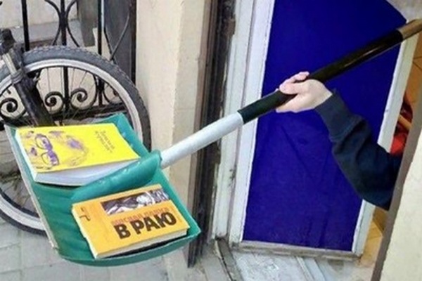 Жителям Петербурга продают книги с лопаты