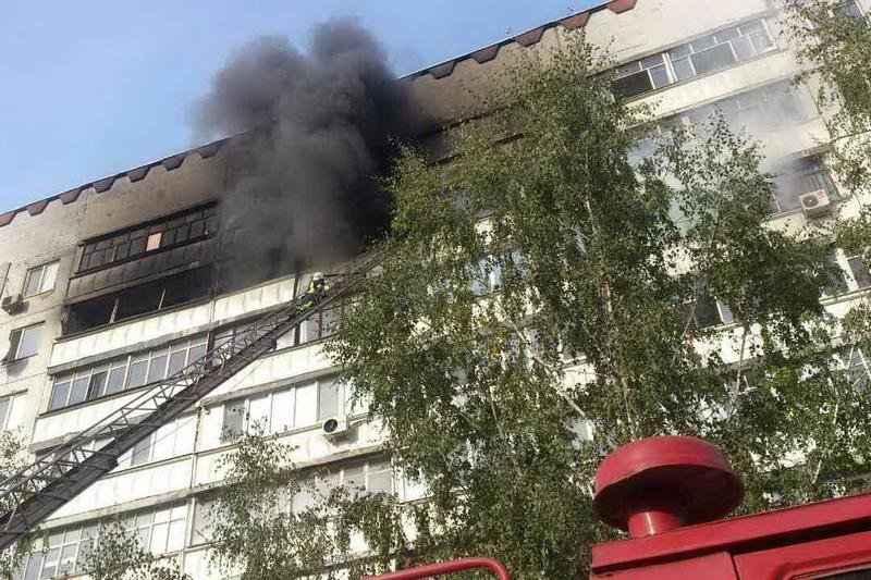 На Харьковщине спасатели несколько часов тушили пожар в многоэтажке