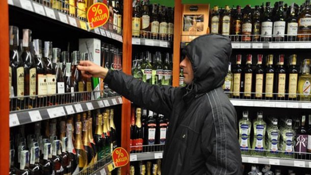 В Одессе бездомная парочка ограбила супермаркет и избила охранника бутылкой