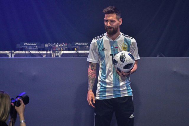 Лео Месси показал официальный мяч чемпионата мира 2018 года