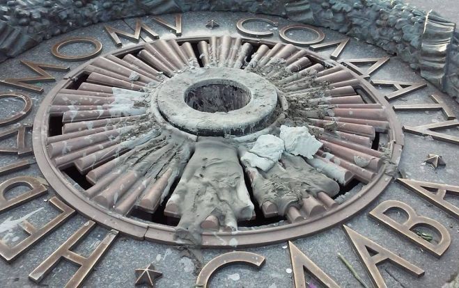 В Киеве вандалы снова залили цементом Вечный огонь