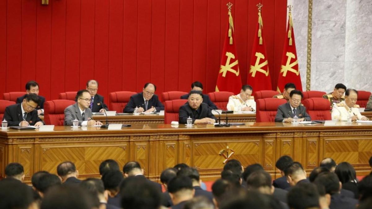 Лидер Северной Кореи ужесточает дисциплину правящей партии, назначает новых членов Политбюро