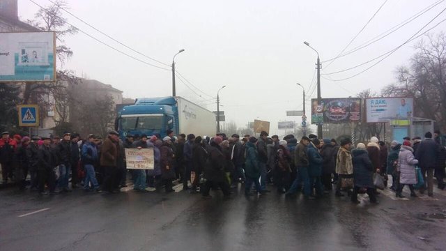 Протест в Николаеве: люди перекрыли дорогу и требуют выплатить им долги по зарплате