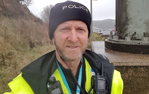 Британский полицейский удержал падающий с моста грузовик