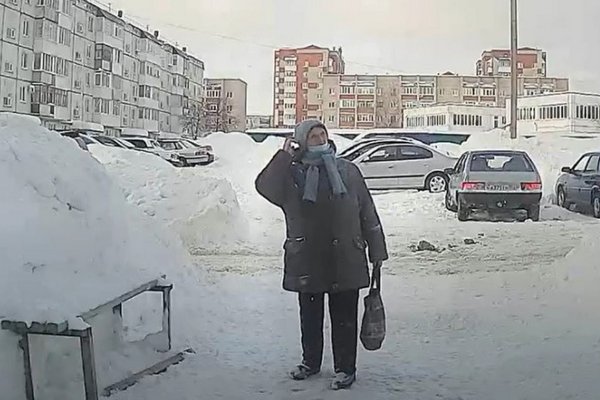 Бабушка чудом не пострадала при падении льда с крыши дома в Нефтекамске