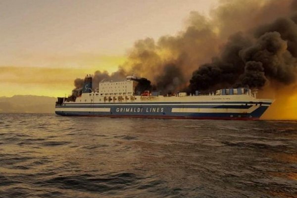 Греческие спасатели ищут 12 пропавших без вести людей с горящего парома в Ионическом море