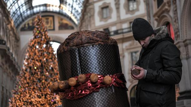В Италии испекли гигантский рождественский кекс