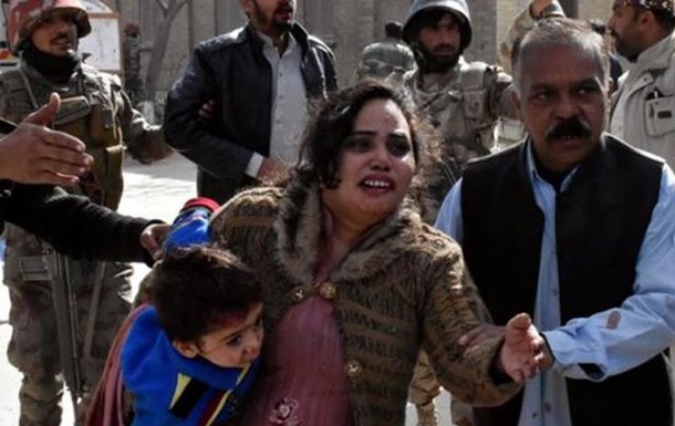 В Пакистане боевики напали на церковь христиан: десятки пострадавших