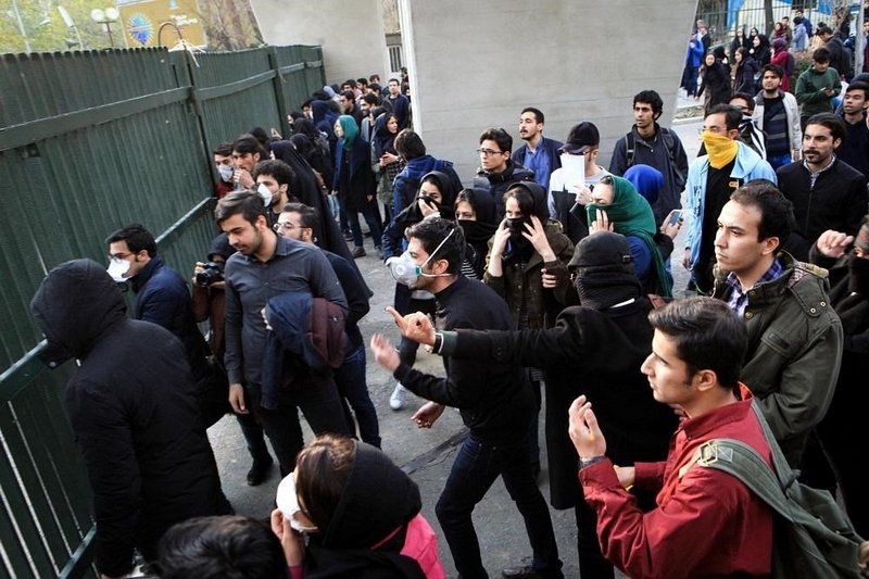 Не менее 10 человек погибли в ходе антиправительственных протестов в Иране