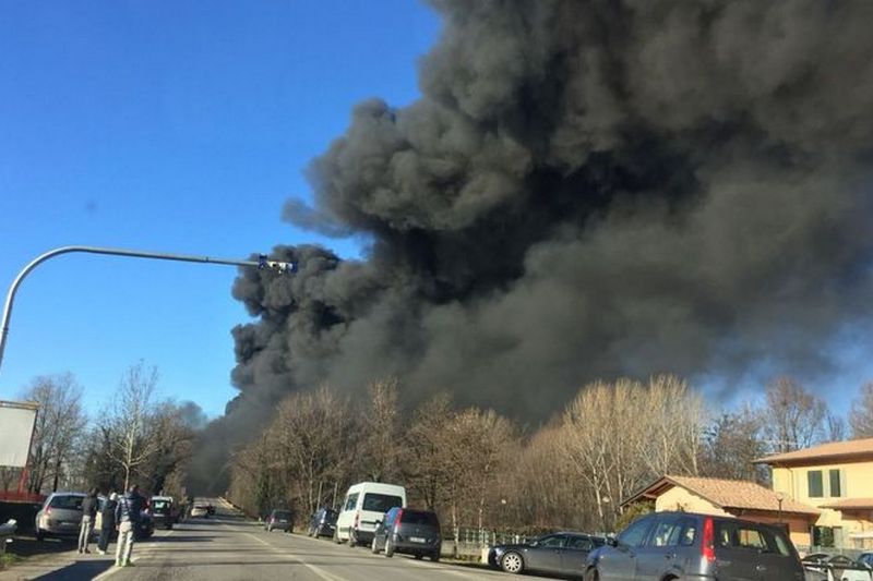 В Италии столкнулись бензовоз, грузовик и легковое авто, в кошмарном ДТП погибли 6 человек