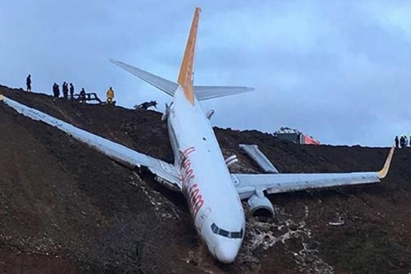 В Турции пассажирский самолет выкатился за взлетную полосу