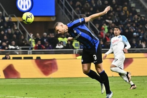 Интер нанес Наполи первое поражение в сезоне