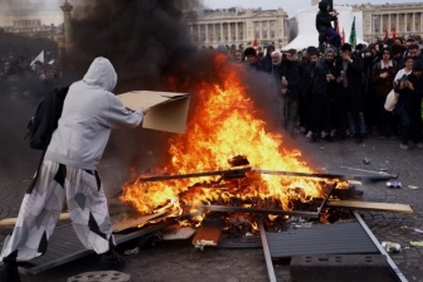 Во Франции задержали почти 170 участников беспорядков на протестах против пенсионной реформы