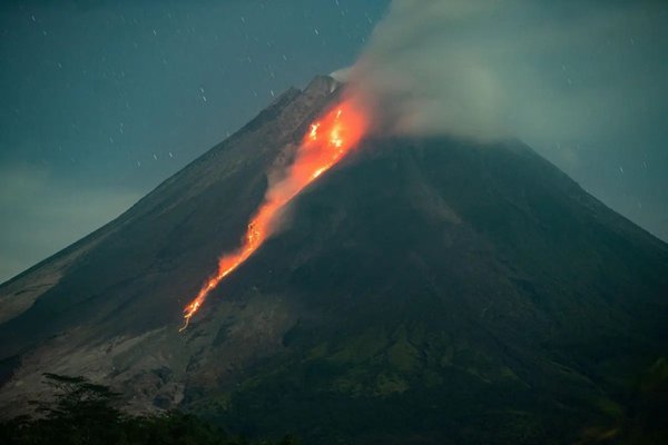 Вулкан Мерапи в Индонезии извергается и выбрасывает расплавленную лаву
