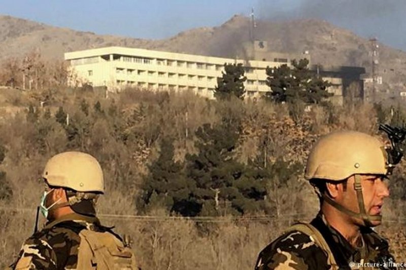 В сети появились жуткие видео, как люди спасаются из отеля в Кабуле