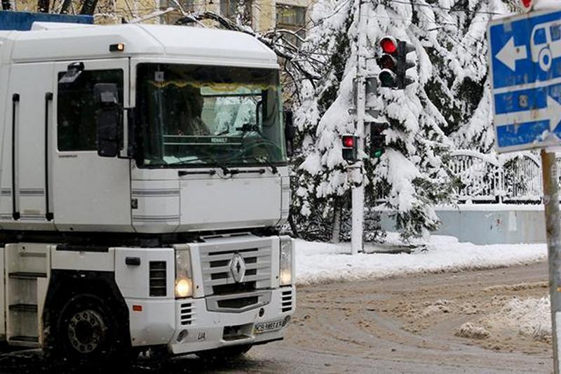 Непогода в Украине: полиция призывает водителей ограничить передвижение на собственных авто