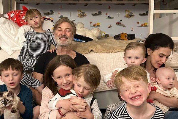 Жена Алека Болдуина нежно поздравила мужчину с днем рождения и показала кадры с семью детьми