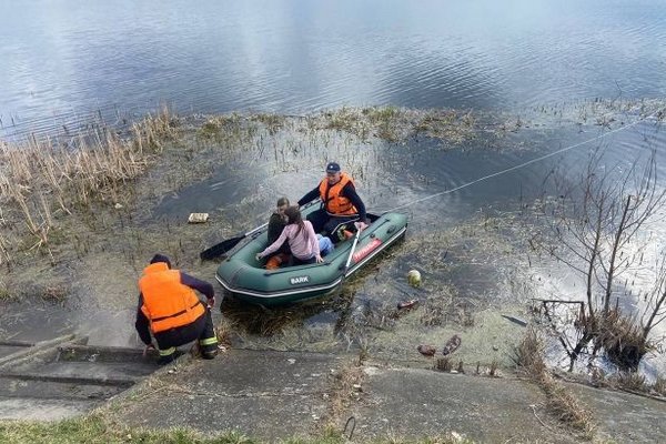 В Ровенской области спасли детей на оторвавшемся от берега понтоне