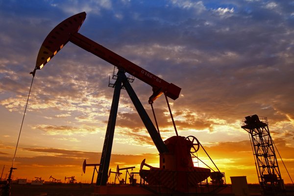 Нефть дешевеет на фоне падения запасов в США: Brent ниже $80 за баррель