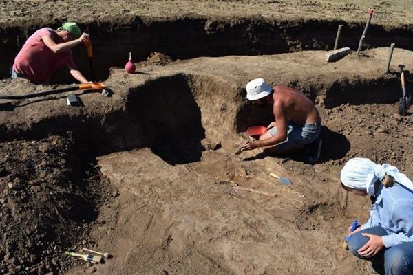 Археологи раскопали доисторические курганы