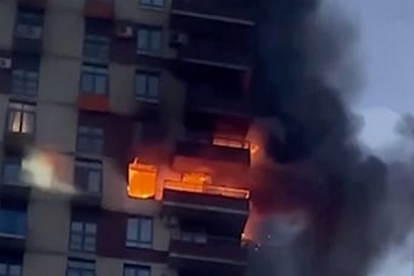 В России загорелась высотка на 14-м этаже