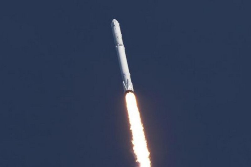 Ракета Falcon 9 уцелела после падения в Атлантический океан