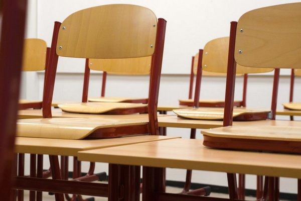 Скандал в школе: учительница предложила 11-летним ученицам потерять девственность в отеле, родители в шоке