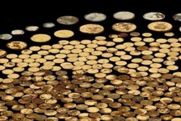 Мужчина нашел сотни монет XIX века и буквально стал 