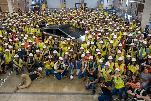 На заводе Giga Texas собрали первую Tesla Cybertruck