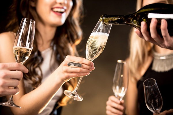 Как правильно хранить и пить шампанское