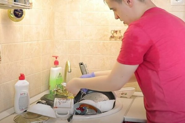 Как вымыть грязную и жирную посуду, если нет горячей воды: три средства, которые выручат в любую минуту