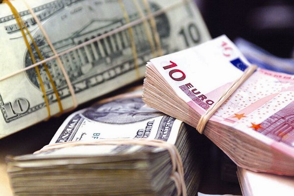 Приват, Ощад и OTP Bank обновили курс доллара и евро в Украине