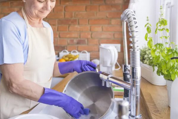Поможет соль и другие подручные средства: рабочие способы отмыть надоевшую гарь с кастрюль