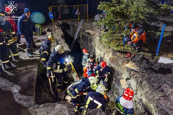 В Харькове спасатели извлекли тела двух работников газовой службы из-под слоя грунта (видео)