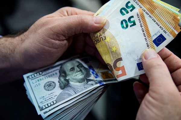 Як і де обміняти долар на гривні у Києві