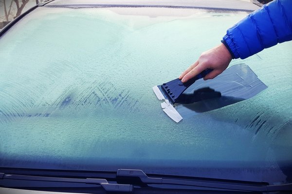 Что делать, если авто покрылось льдом: водителям озвучили полезные советы