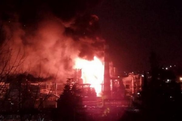 В Туапсе вспыхнул мощный пожар на нефтебазе
