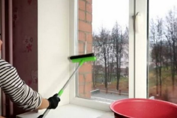 Как вымыть окна и двери без разводов: важные советы