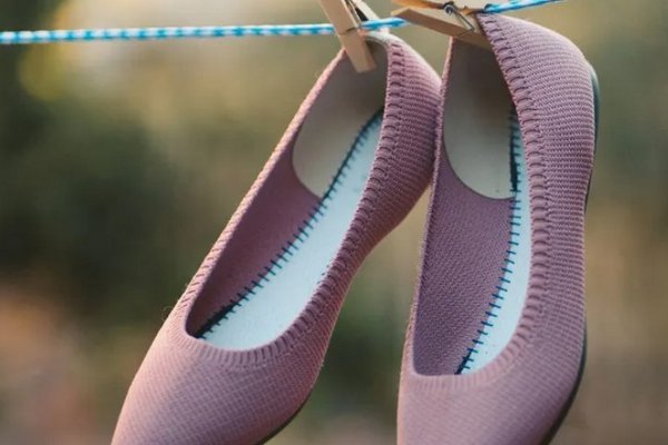 Как избавиться от неприятного запаха из обуви: 8 лучших способов