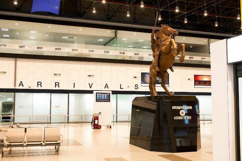 Македония в угоду Греции убрала статую Александра Великого из аэропорта Скопье