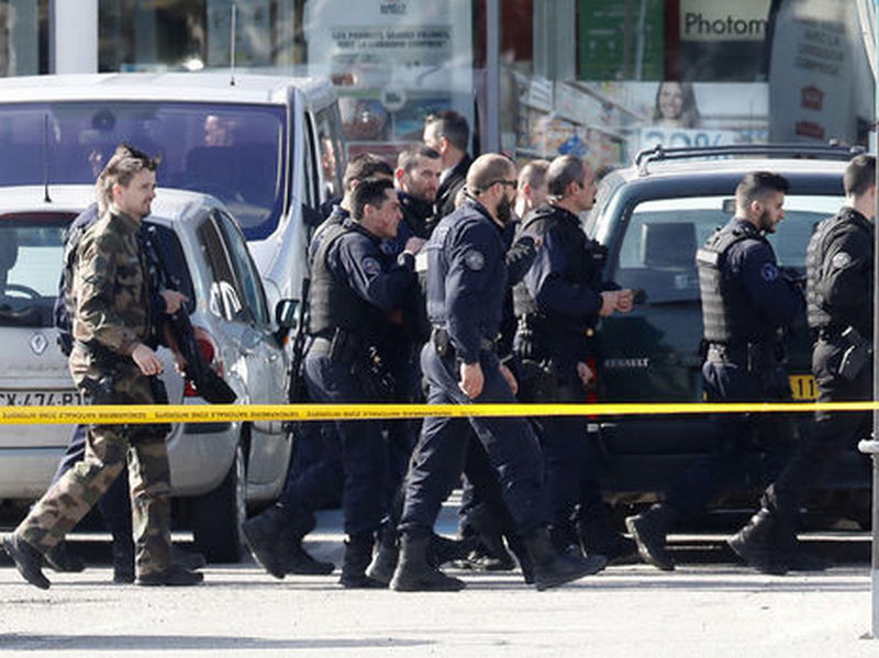 В результате захвата заложников во Франции 3 человека погибли, 16 ранены