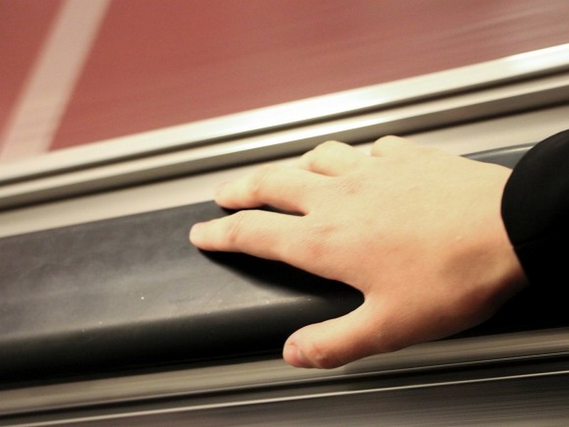 В Стамбуле мужчина провалился под эскалатор в метро