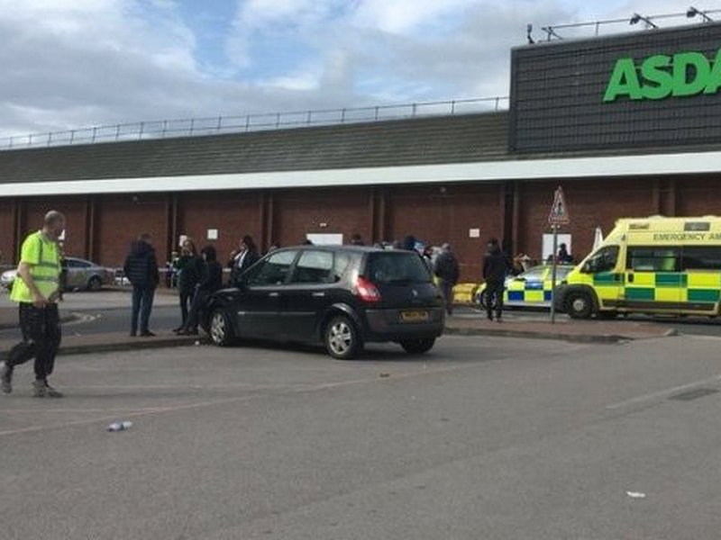 В Британии автомобиль врезался в толпу - шестеро раненых
