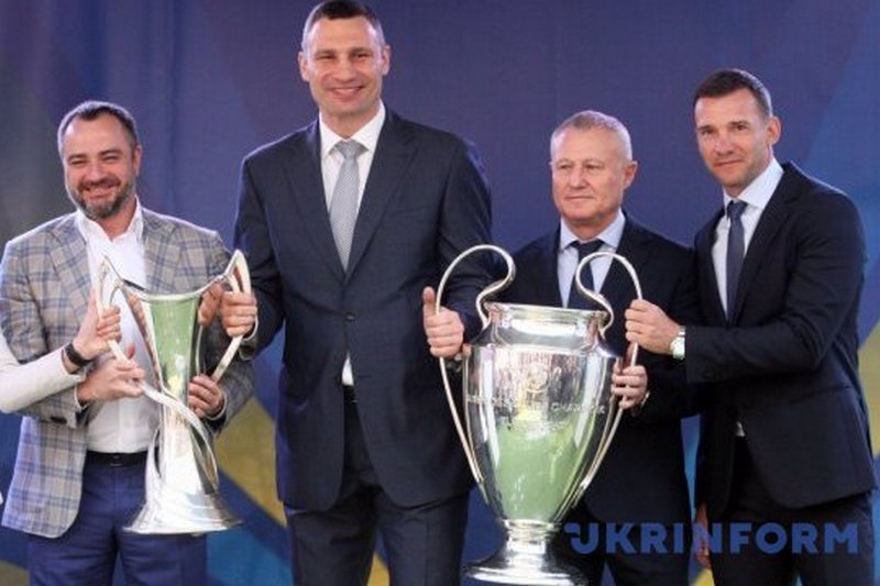 мбасадоры финалов футбольной Лиги чемпионов передали трофеи мэру Киева и президенту ФФУ