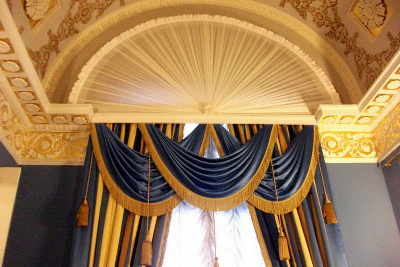 Скандал в Мариинском дворце: из карманов украинцев вытянут миллионы на шторы от тещи экс-губернатора